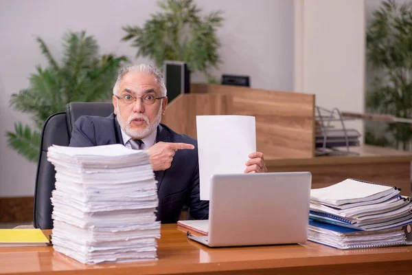 Starý muž zaměstnanec a příliš mnoho práce v kanceláři — Stock fotografie