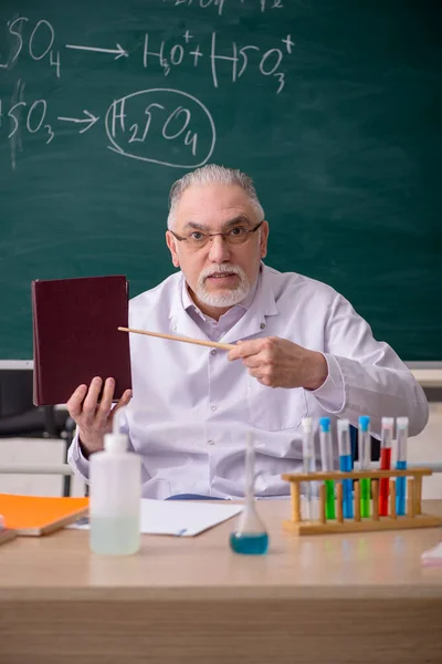 Alt männlich chemist lehrer im die klassenzimmer — Stockfoto