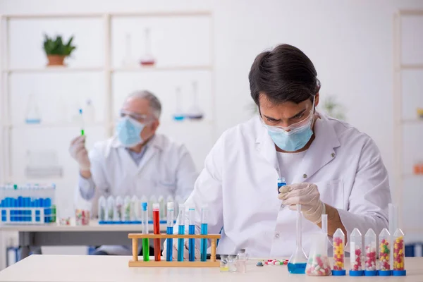 Due chimici maschi nel concetto di sintesi dei farmaci in laboratorio — Foto Stock