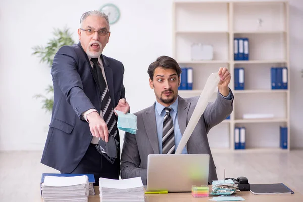 Két férfi könyvelő a költségvetési tervezés koncepciójában az irodában — Stock Fotó