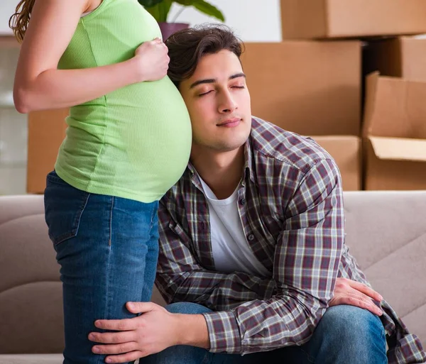 Casal jovem de homem e mulher grávida esperando bebê — Fotografia de Stock