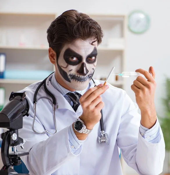Страшный монстр-врач работает в лаборатории — стоковое фото