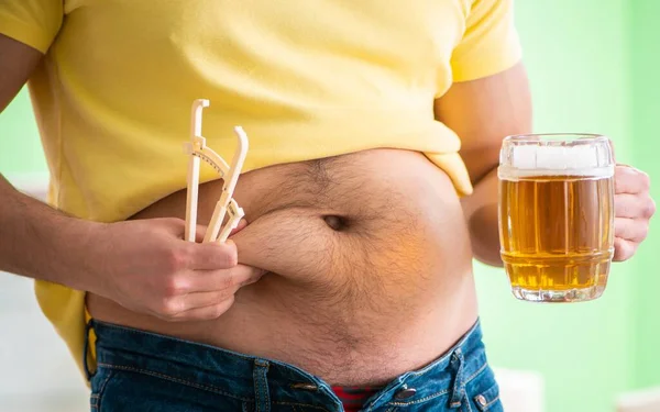 Gros obèse homme tenant de la bière dans le concept de régime — Photo