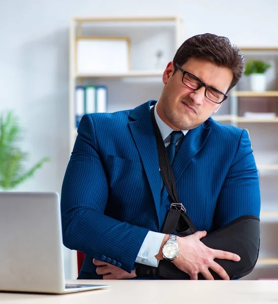 Affärsman med bruten arm på kontoret — Stockfoto