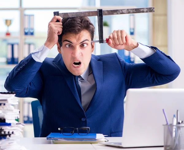 Empresário estressado pensando em suicídio devido ao excesso de trabalho — Fotografia de Stock