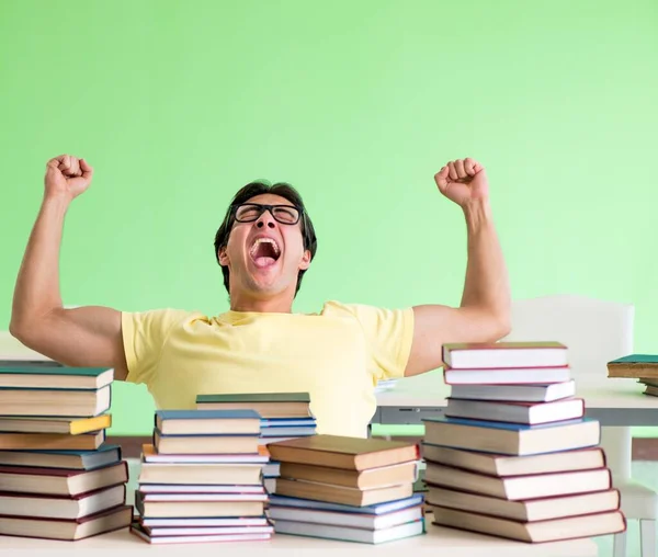 Sınavdan önce okumak için çok fazla kitabı olan öğrenci — Stok fotoğraf
