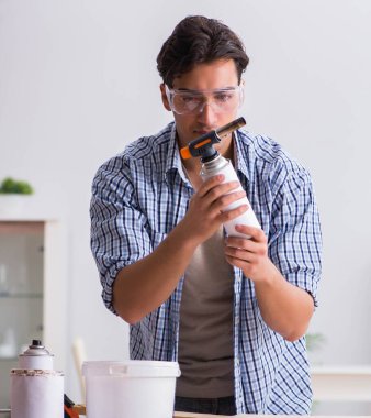 Marangozluk hobisi olan genç bir adam.