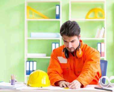 İnşaat denetçisi yeni bir proje planlıyor