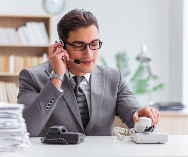 Çağrı merkezi operatörü telefonda konuşuyor.