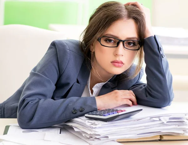 Kobieta dyrektor finansowy pracująca w biurze — Zdjęcie stockowe