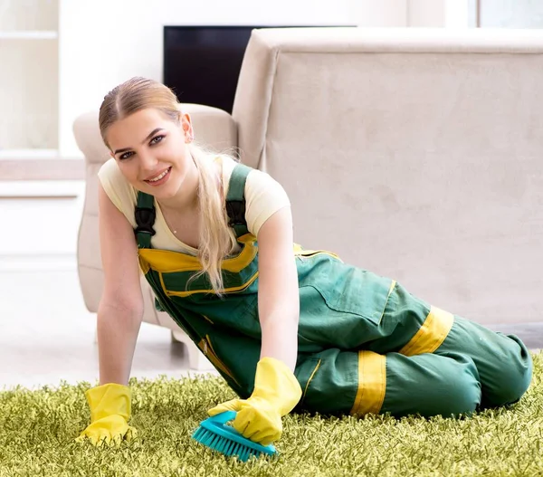 Professional female cleaner cleaning carpet — Stock Photo, Image