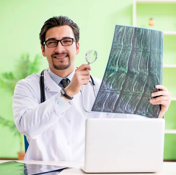 Doktor radiolog se dívá na rentgen v nemocnici — Stock fotografie