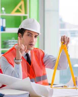 Adam mimar proje üzerinde çalışıyor.