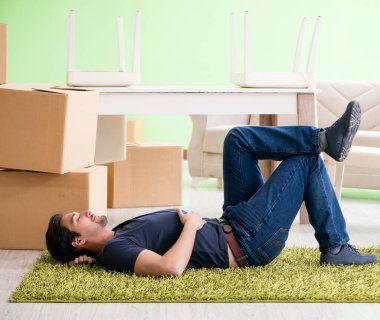 Kutuları taşıyan adam.