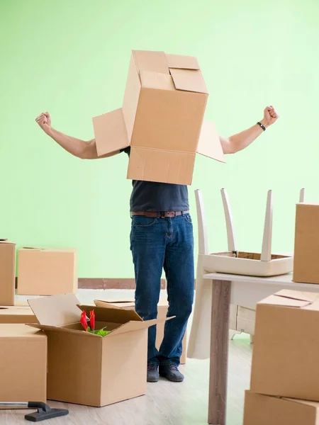 Homem movendo casa com caixas — Fotografia de Stock