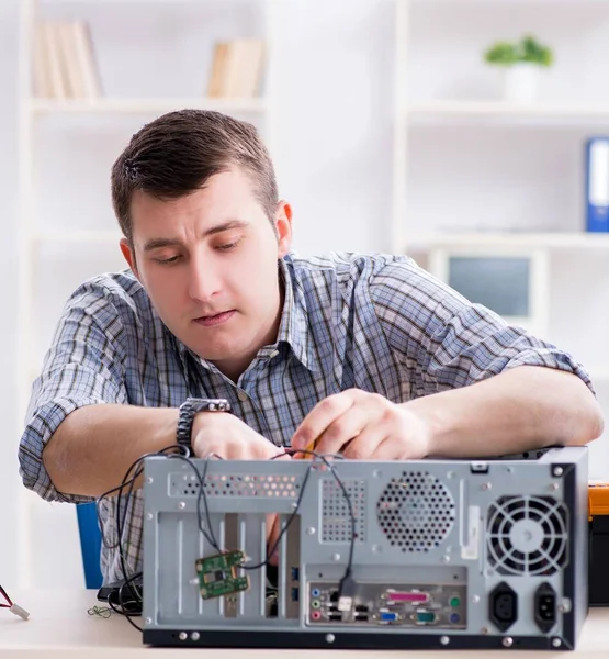 Jovem técnico de reparação de computador em oficina — Fotografia de Stock