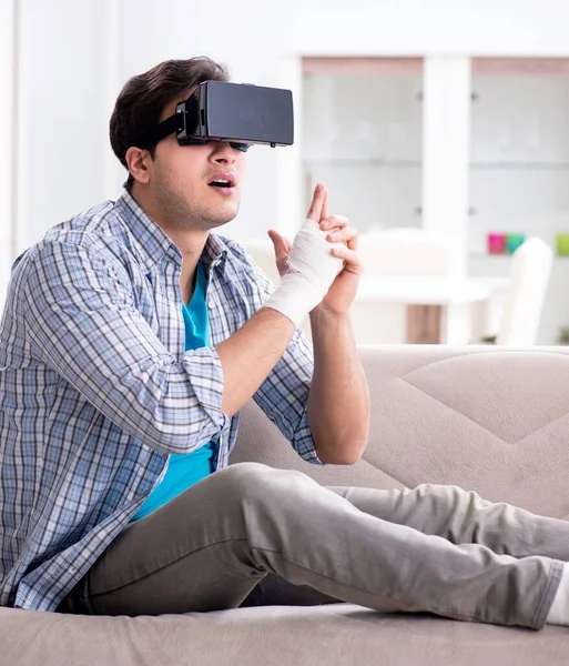 Homem com lesão na mão usando óculos de realidade virtual — Fotografia de Stock