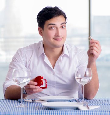 Yakışıklı, yalnız bir adam. RestarAunt 'da randevuda.