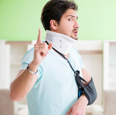 Evde boynu ve eli yaralı genç bir öğrenci var.