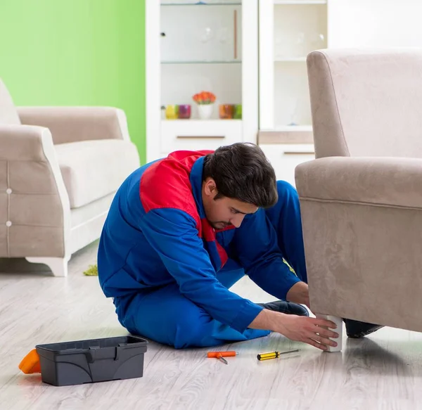 Riparazione appaltatore riparazione mobili rotti a casa — Foto Stock
