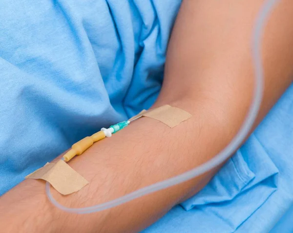 Woman doctor examining male patient in hospital — Stock Photo, Image