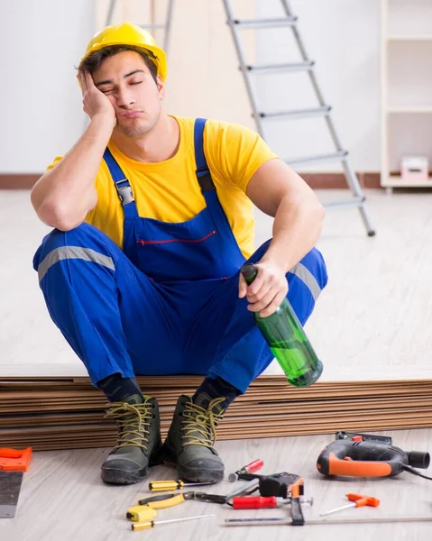Reparador de piso beber álcool durante o intervalo — Fotografia de Stock