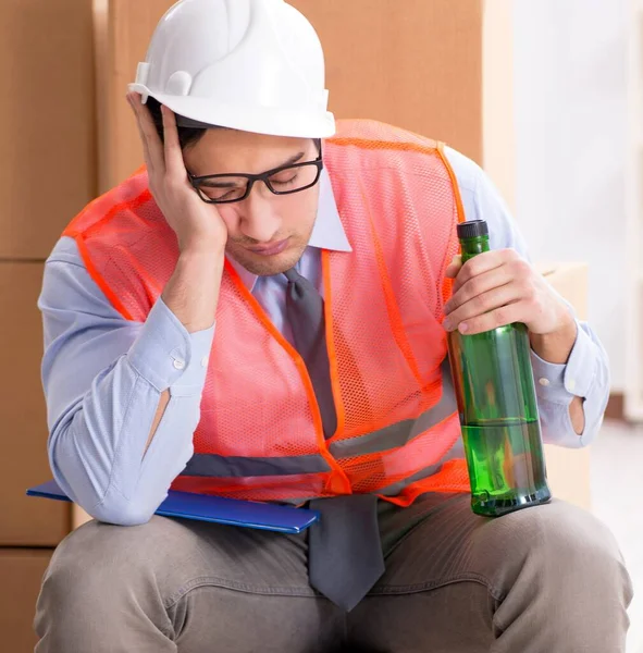 Entrega hombre borracho en el trabajo — Foto de Stock