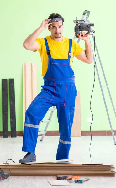 Professioneller Bauunternehmer verlegt Bodenbeläge zu Hause — Stockfoto