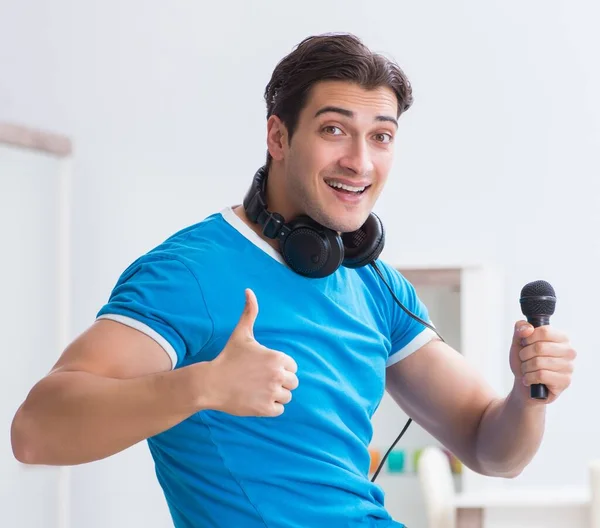 Joven hombre guapo cantando karaoke en casa —  Fotos de Stock