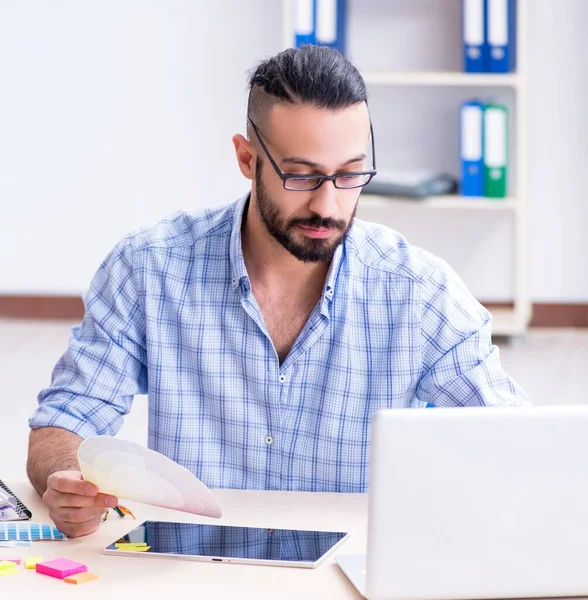 Junger Designer arbeitet in seinem Atelier an neuem Projekt — Stockfoto