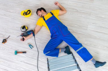 İş yerinde yaralı bir işçi var.