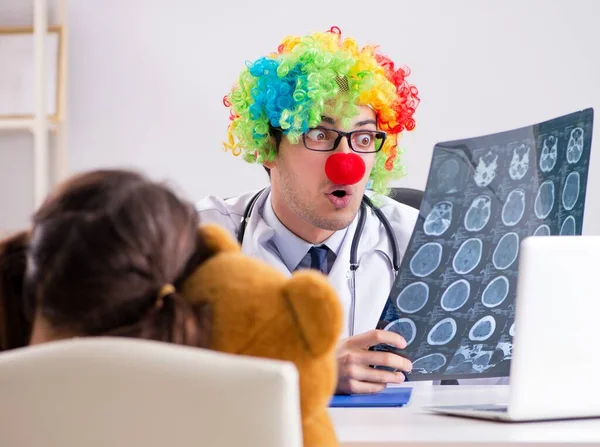 Funny pediatrician with little girl at regular check-up — Stock Photo, Image