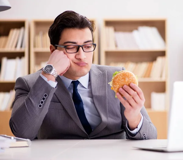 Affamato divertente uomo d'affari mangiare sandwich cibo spazzatura — Foto Stock