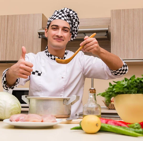 Jonge chef-kok in de keuken — Stockfoto