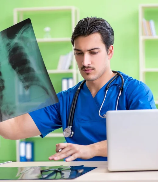 Young doctor working in the hospital — Stock Photo, Image