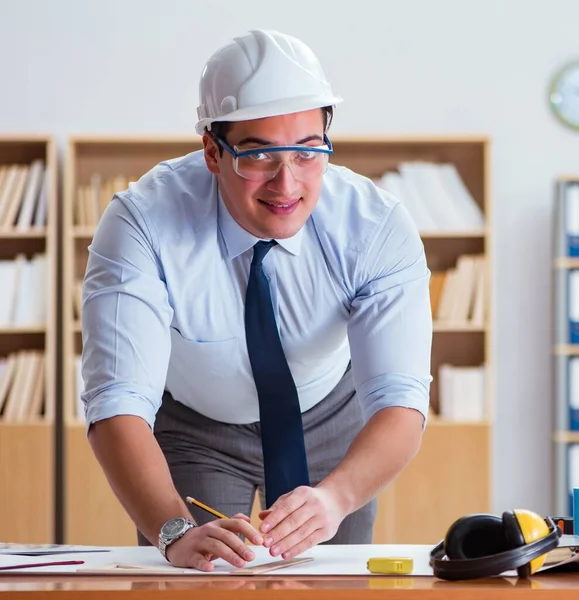 Supervisor de engenheiro trabalhando em desenhos no escritório — Fotografia de Stock