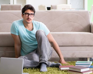 Evde üniversite sınavlarına hazırlanan öğrenci