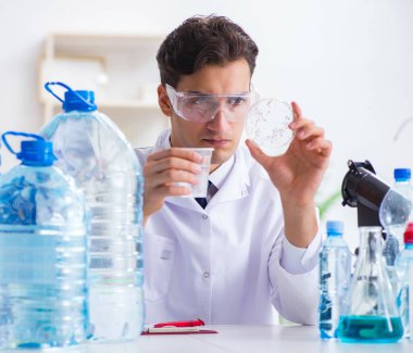 Laboratuvar asistanı su kalitesini test ediyor