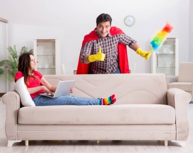 Süper kahraman koca karısına evde yardım ediyor.