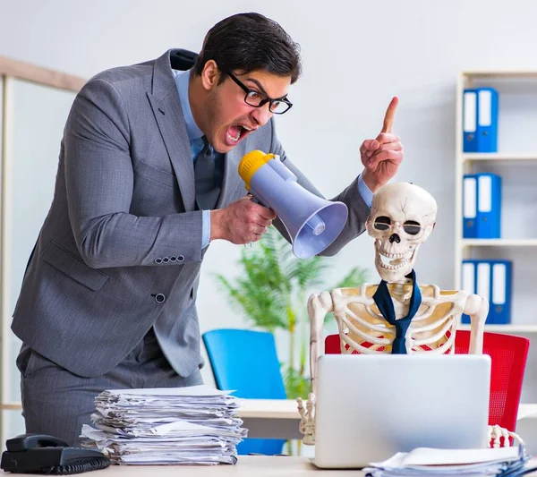 Angry boss yelling at his skeleton employee — Stock Photo, Image