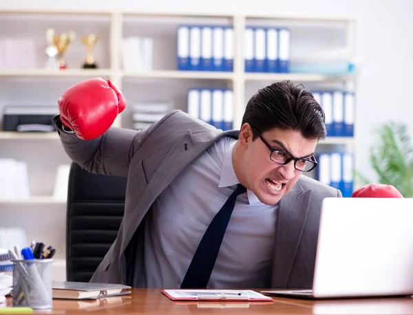 Arg aggressiv affärsman med boxningshandskar — Stockfoto