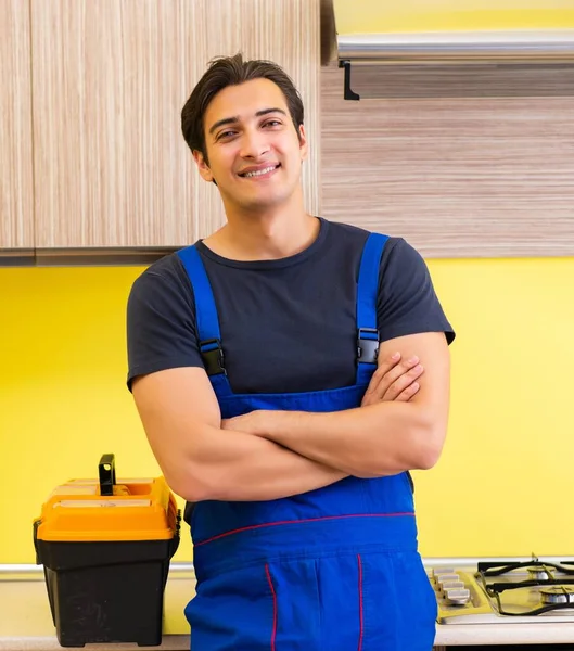 Jovem empreiteiro de serviços montagem de mobiliário de cozinha — Fotografia de Stock