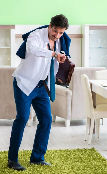 Homem vestir-se e tarde para o trabalho — Fotografia de Stock