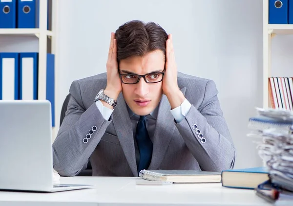 Az irodában dolgozó boldogtalan üzletember — Stock Fotó