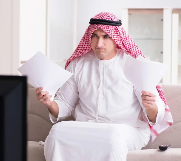 Arabo uomo guardando la tv a casa — Foto Stock