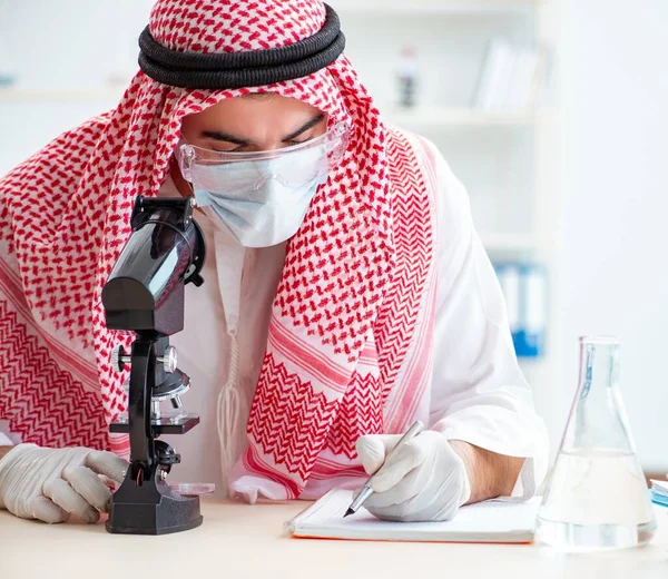 Arabský chemik pracující v laboratoři — Stock fotografie