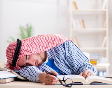 Üniversite sınavlarına hazırlanan Arap öğrenci