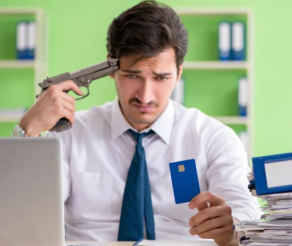 Verzweifelter Geschäftsmann denkt im Büro an Selbstmord — Stockfoto