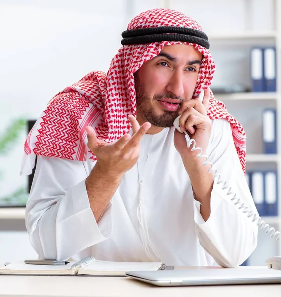 Uomo d'affari arabo che lavora in ufficio — Foto Stock