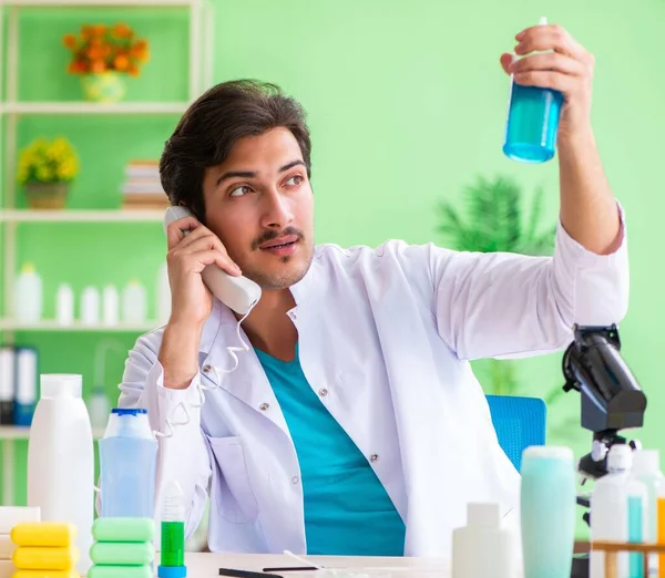 Chemik testuje mýdlo v laboratoři — Stock fotografie